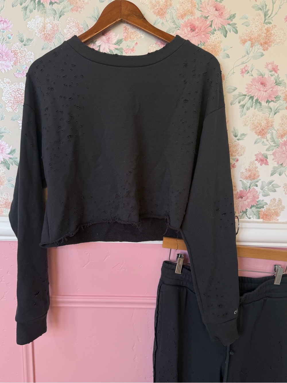 ALO Yoga Black Distressed Cropped Sweatshirt & Joggers Set - Picture 3 of 6